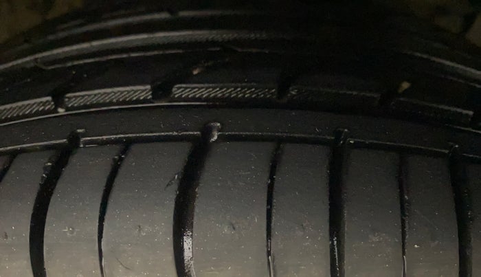 2018 Maruti Ciaz ALPHA  AT 1.5 SHVS PETROL, Petrol, Automatic, 59,584 km, Right Front Tyre Tread