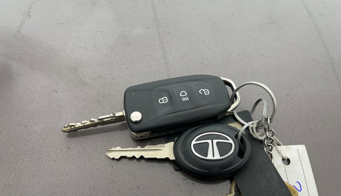 2018 Tata Tiago XTA PETROL, CNG, Automatic, 57,370 km, Key Close Up