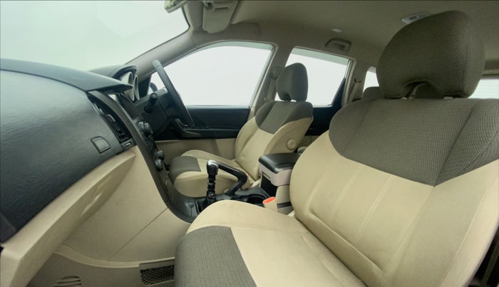 2017 Mahindra XUV500 W6, Diesel, Manual, 55,540 km, Right Side Front Door Cabin