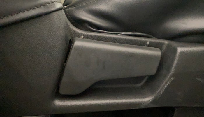 2020 Renault TRIBER RXZ, Petrol, Manual, 80,509 km, Driver Side Adjustment Panel