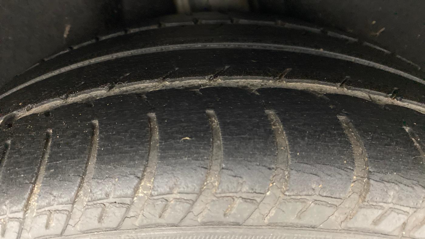 2010 Volkswagen Jetta COMFORTLINE 2.0L TDI, Diesel, Manual, 70,642 km, Left Rear Tyre Tread