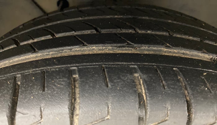 2010 Volkswagen Jetta COMFORTLINE 2.0L TDI, Diesel, Manual, 70,642 km, Right Front Tyre Tread