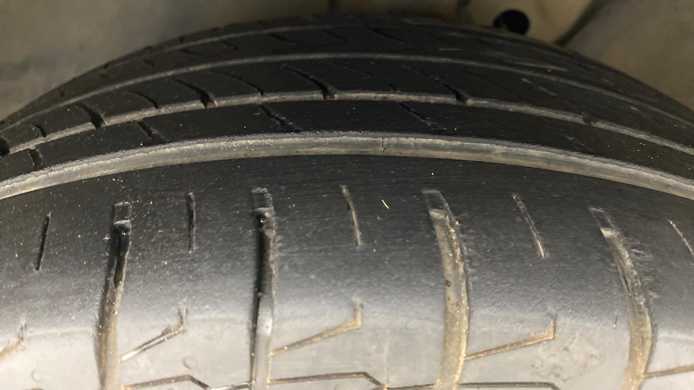 2010 Volkswagen Jetta COMFORTLINE 2.0L TDI, Diesel, Manual, 70,642 km, Left Front Tyre Tread