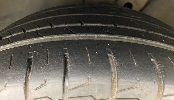 2010 Volkswagen Jetta COMFORTLINE 2.0L TDI, Diesel, Manual, 70,642 km, Left Front Tyre Tread