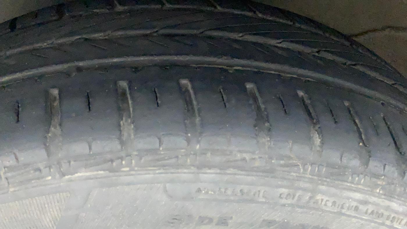 2018 Volkswagen Vento COMFORTLINE 1.6, Petrol, Manual, 39,714 km, Left Front Tyre Tread