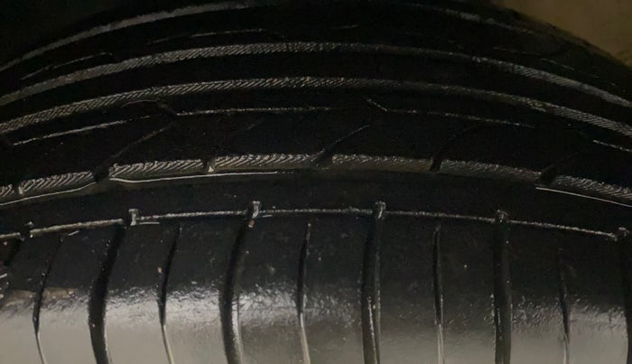 2013 Volkswagen Polo HIGHLINE1.2L, Petrol, Manual, 88,779 km, Left Front Tyre Tread