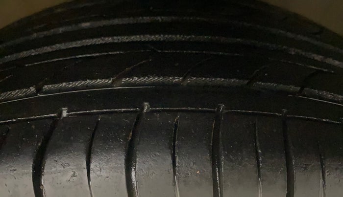 2013 Volkswagen Polo HIGHLINE1.2L, Petrol, Manual, 88,779 km, Right Front Tyre Tread