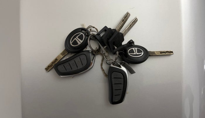 2020 Tata ALTROZ XE PETROL, Petrol, Manual, 54,387 km, Key Close Up