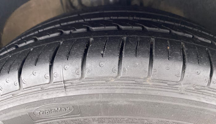 2021 Volkswagen Vento HIGHLINE PLUS 1.0 TSI AT, Petrol, Automatic, 27,408 km, Right Front Tyre Tread