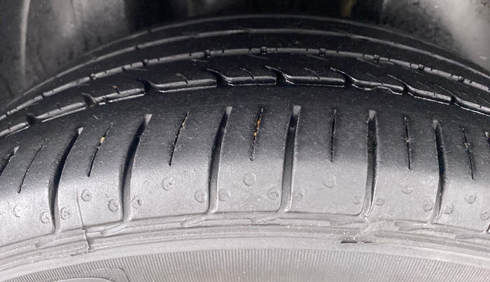 2021 Volkswagen Vento HIGHLINE PLUS 1.0 TSI AT, Petrol, Automatic, 27,408 km, Right Rear Tyre Tread