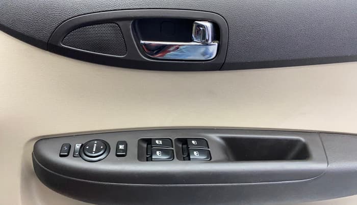 2012 Hyundai i20 SPORTZ 1.4 AT, Petrol, Automatic, 29,347 km, Driver Side Door Panels Control