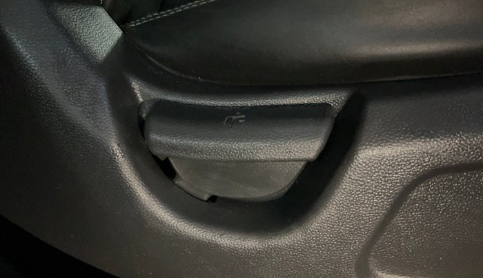 2020 Hyundai Elite i20 MAGNA PLUS 1.2, Petrol, Manual, 48,878 km, Driver Side Adjustment Panel