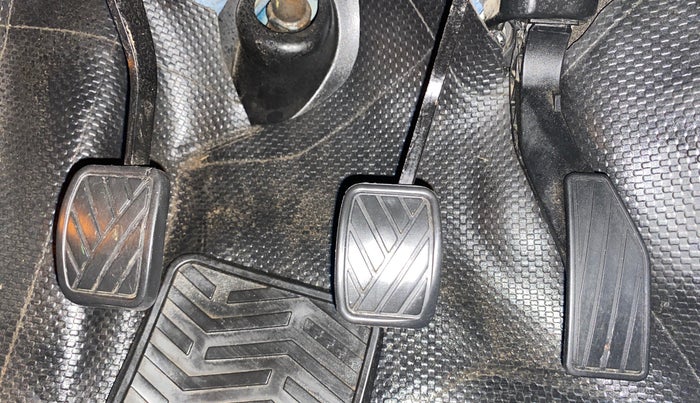 2017 Maruti IGNIS DELTA 1.2, Petrol, Manual, 93,446 km, Pedals