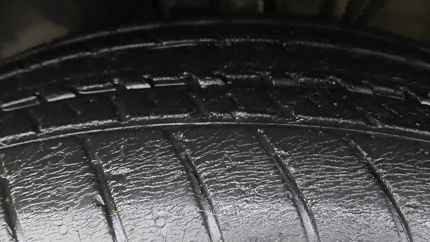 2015 Volkswagen Polo COMFORTLINE 1.2L PETROL, Petrol, Manual, 29,911 km, Left Front Tyre Tread