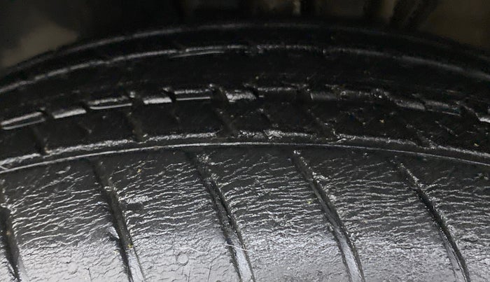 2015 Volkswagen Polo COMFORTLINE 1.2L PETROL, Petrol, Manual, 29,911 km, Left Front Tyre Tread