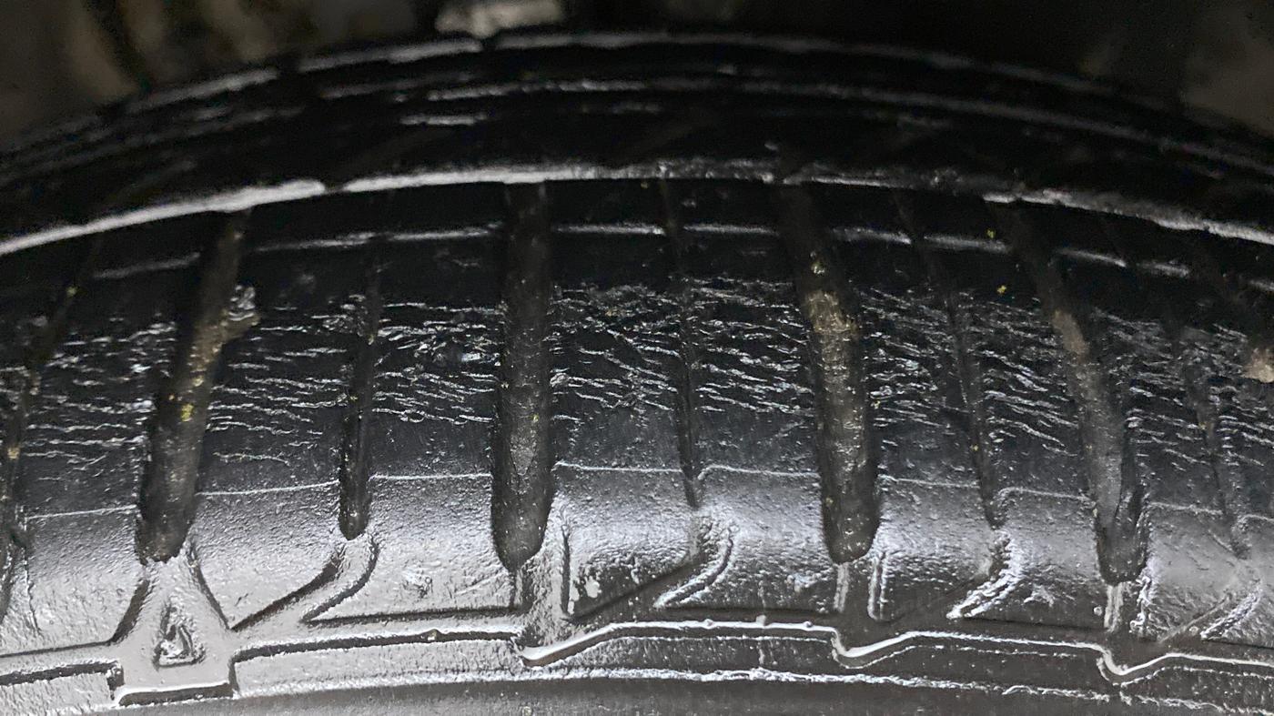 2015 Volkswagen Polo COMFORTLINE 1.2L PETROL, Petrol, Manual, 29,911 km, Right Front Tyre Tread