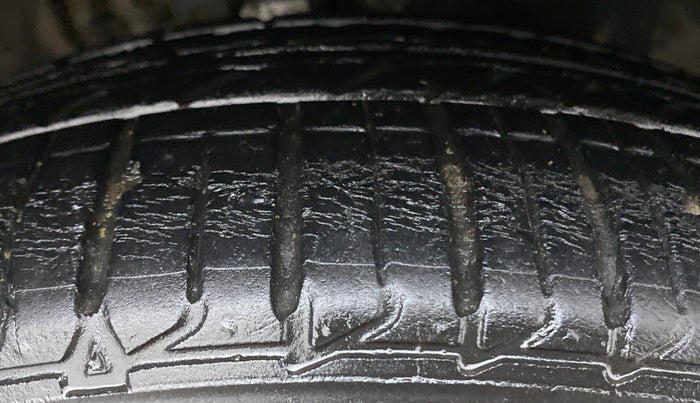 2015 Volkswagen Polo COMFORTLINE 1.2L PETROL, Petrol, Manual, 29,911 km, Right Front Tyre Tread