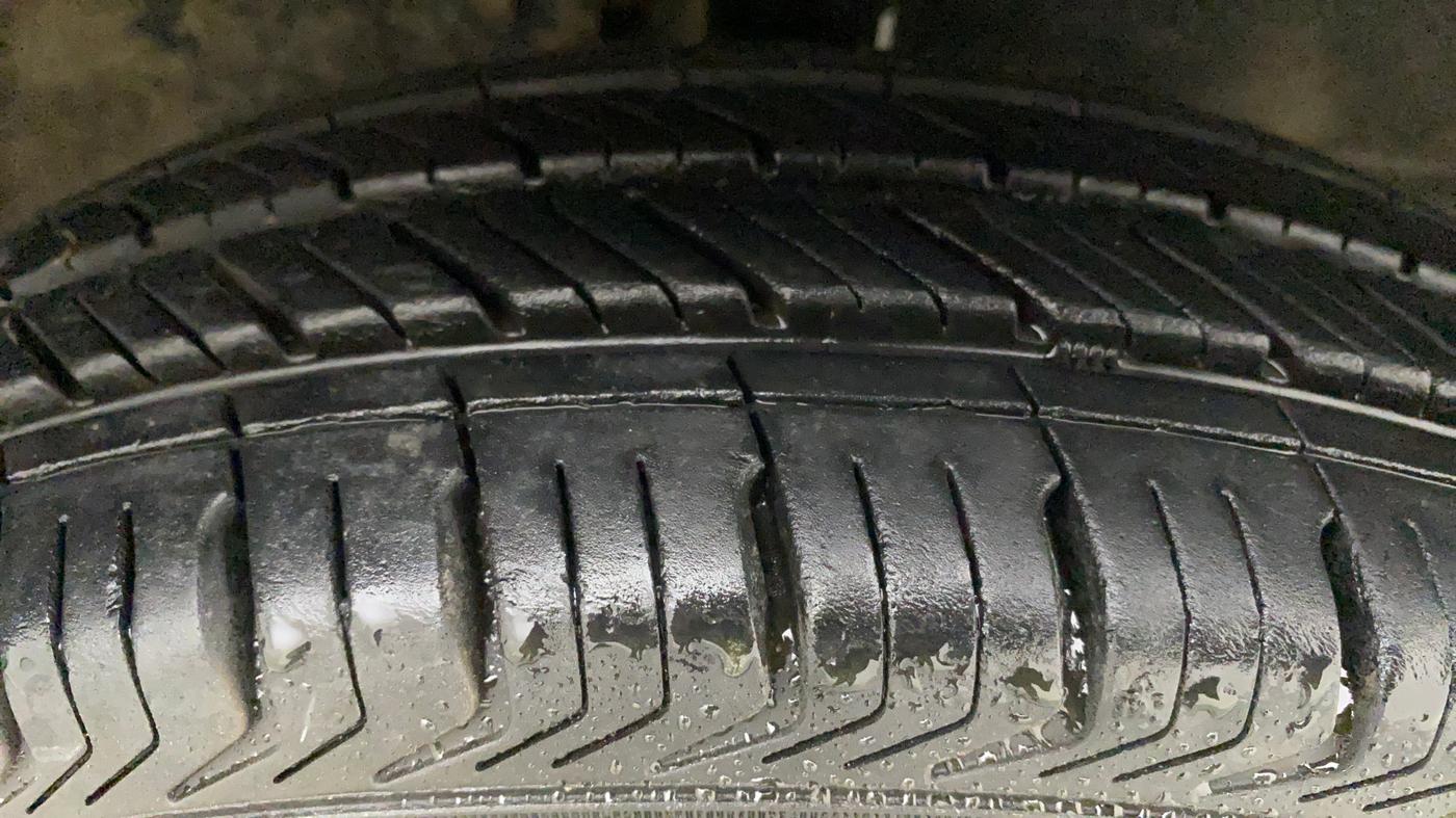 2014 Maruti Wagon R 1.0 LXI, Petrol, Manual, 64,539 km, Right Front Tyre Tread