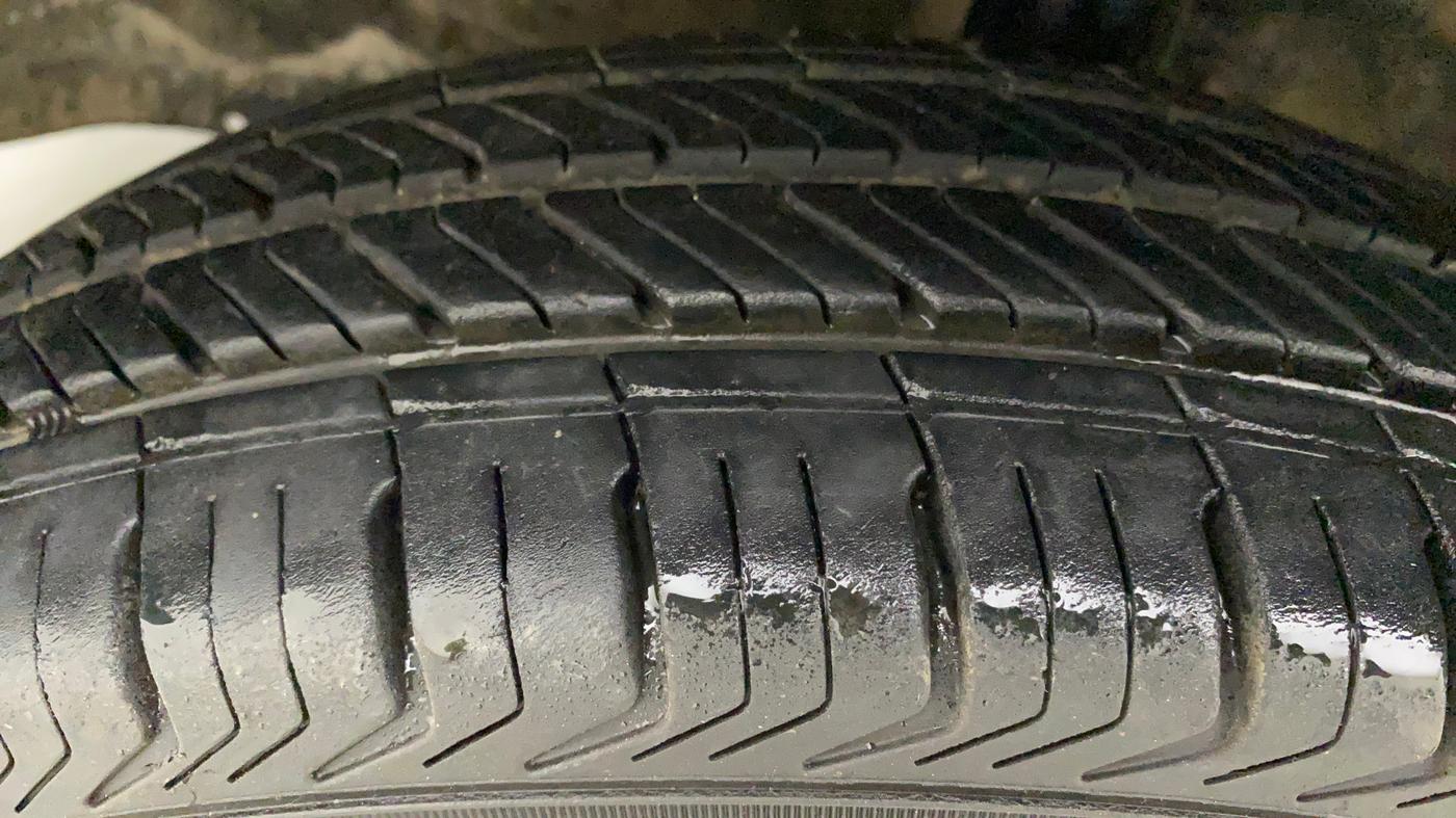 2014 Maruti Wagon R 1.0 LXI, Petrol, Manual, 64,539 km, Left Front Tyre Tread