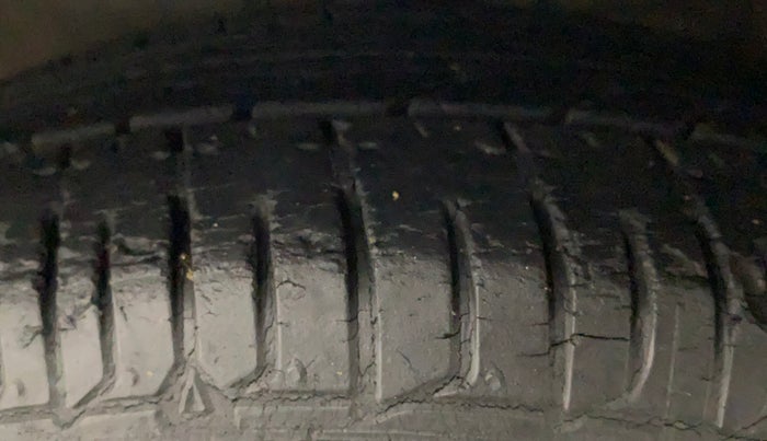 2014 Hyundai i10 SPORTZ 1.1, Petrol, Manual, 61,448 km, Left Front Tyre Tread