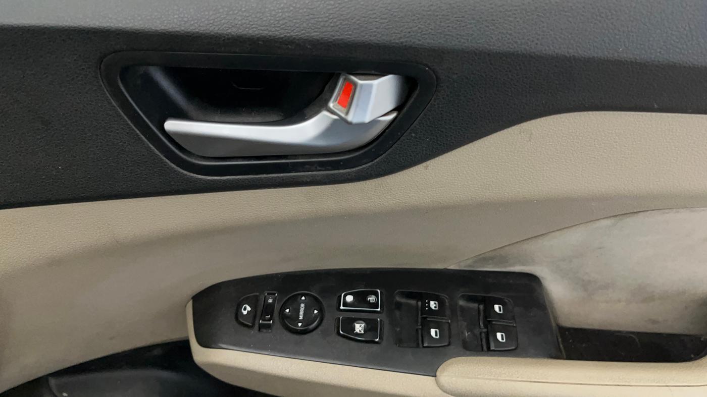 2017 Hyundai Verna 1.6 VTVT SX, Petrol, Manual, 73,291 km, Driver Side Door Panels Control
