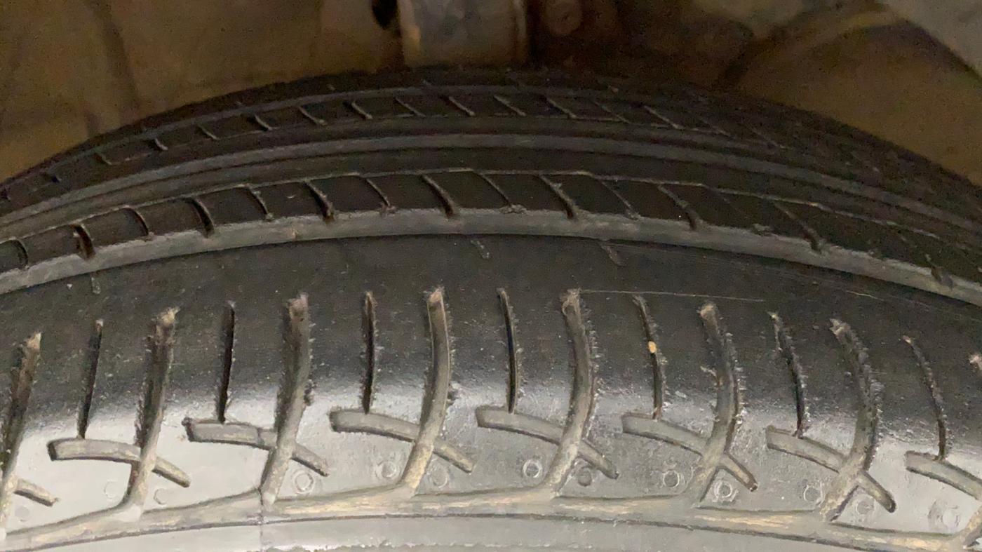 2017 Maruti Baleno DELTA PETROL 1.2, Petrol, Manual, 66,740 km, Right Front Tyre Tread