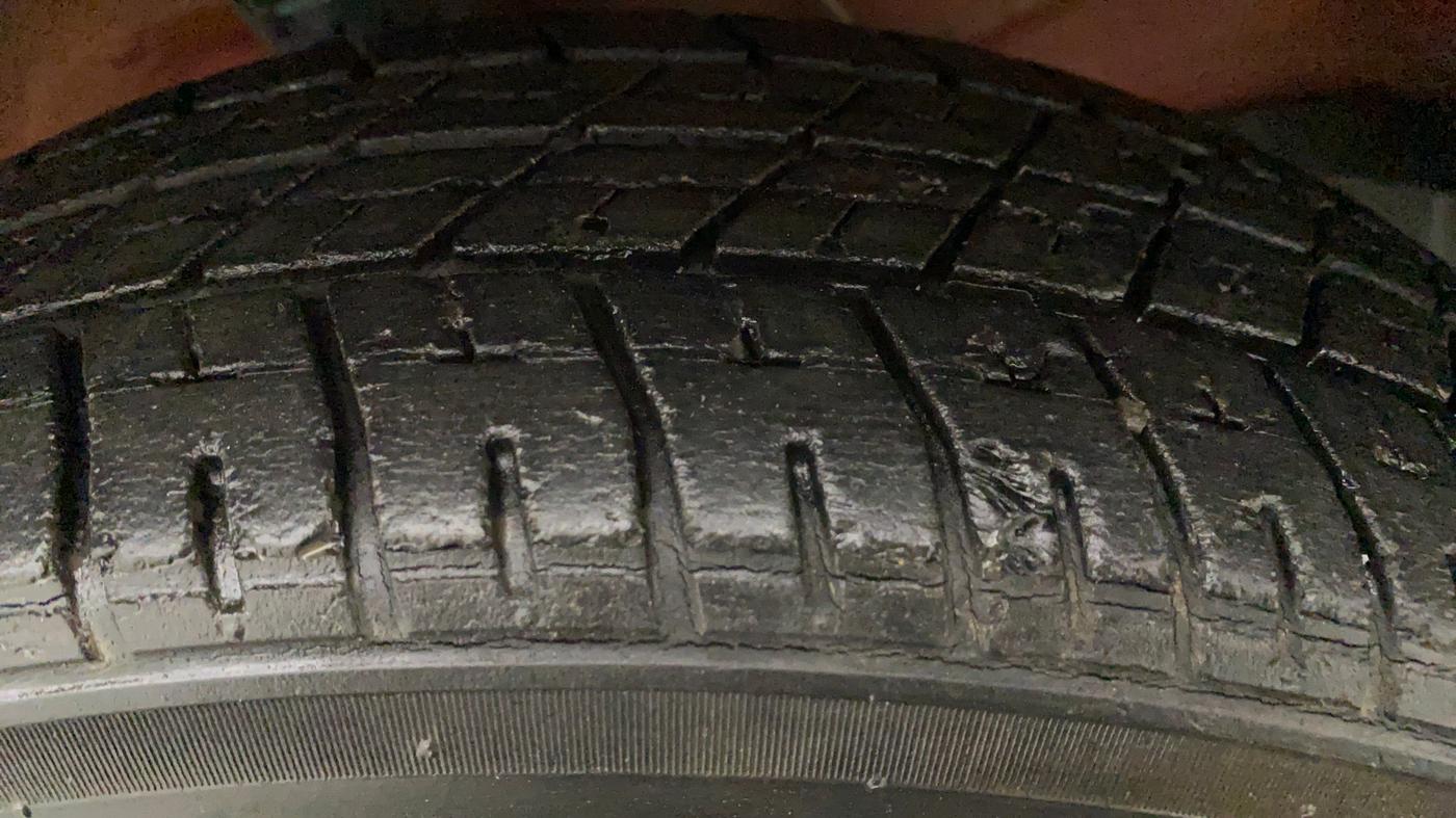 2017 Maruti Wagon R 1.0 VXI + (O) AMT, Petrol, Automatic, 22,338 km, Left Front Tyre Tread