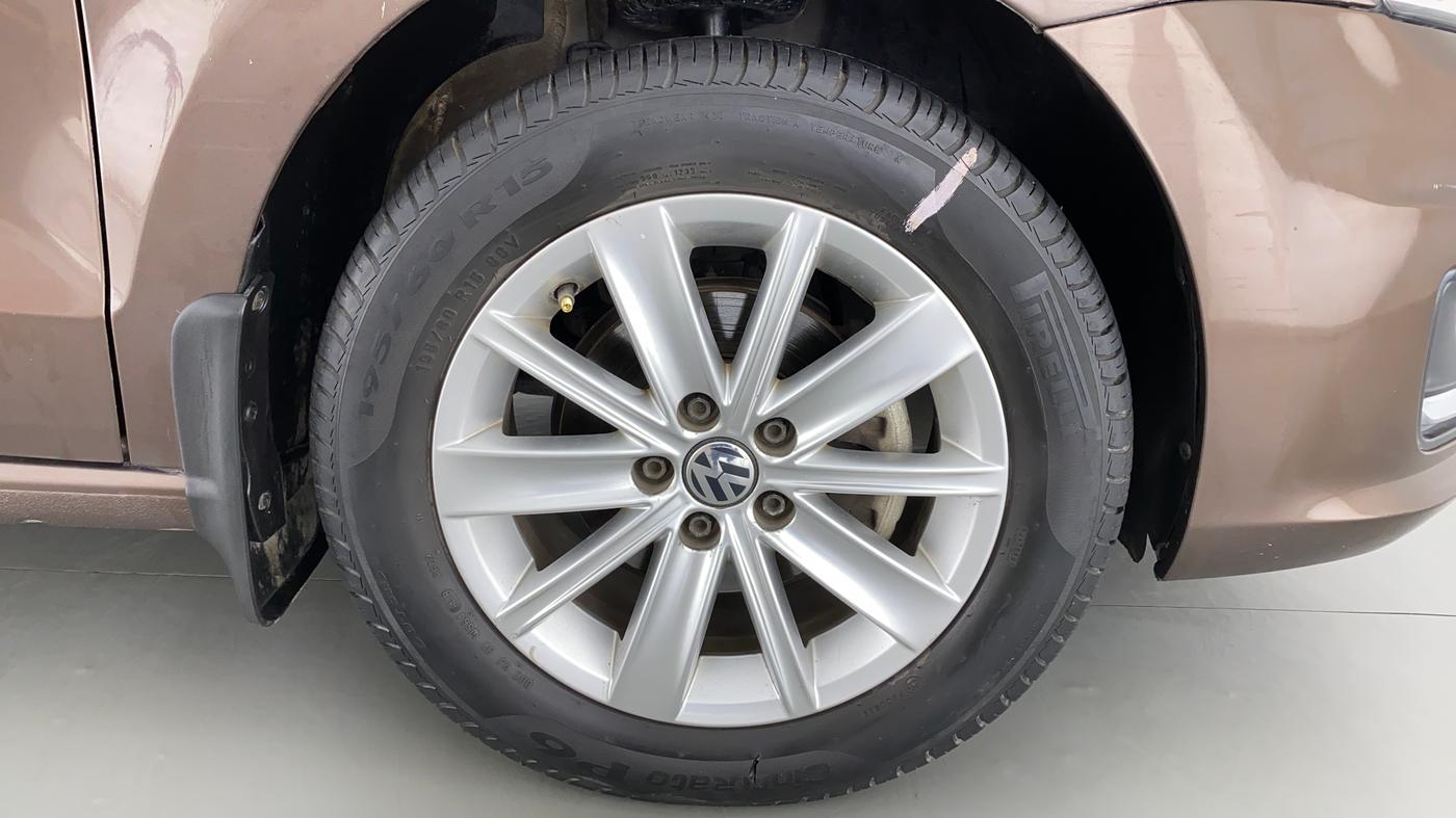 2016 Volkswagen Vento HIGHLINE TDI AT, Diesel, Automatic, 74,251 km, Right Front Wheel