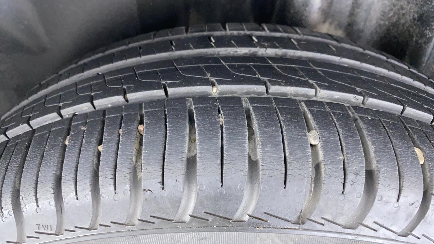 2016 Volkswagen Vento HIGHLINE TDI AT, Diesel, Automatic, 74,251 km, Left Rear Tyre Tread