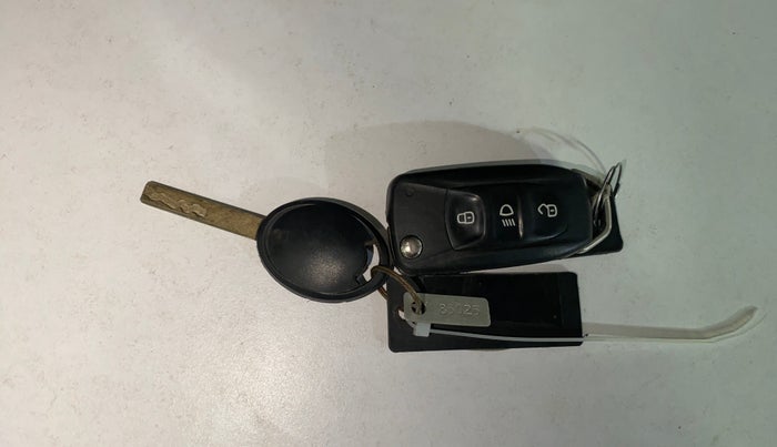 2018 Tata NEXON XM PETROL, CNG, Manual, 70,917 km, Key Close Up