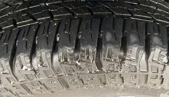 2017 Mahindra TUV300 T8, Diesel, Manual, 54,026 km, Right Rear Tyre Tread