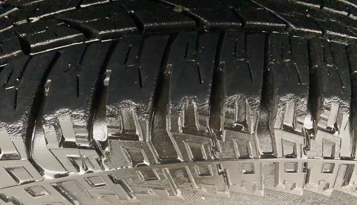 2017 Mahindra TUV300 T8, Diesel, Manual, 54,026 km, Left Rear Tyre Tread