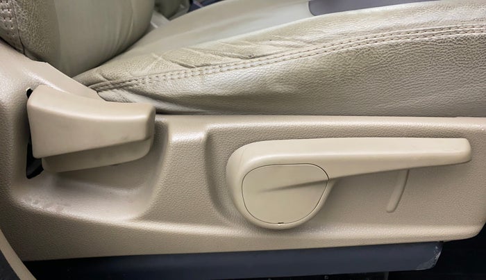 2017 Mahindra TUV300 T8, Diesel, Manual, 54,026 km, Driver Side Adjustment Panel