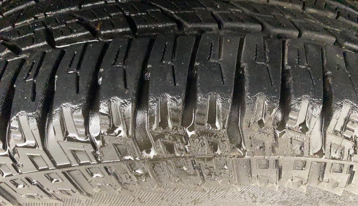 2017 Mahindra TUV300 T8, Diesel, Manual, 54,026 km, Right Front Tyre Tread