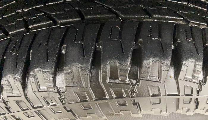 2017 Mahindra TUV300 T8, Diesel, Manual, 54,026 km, Left Front Tyre Tread