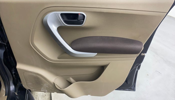 2017 Mahindra TUV300 T8, Diesel, Manual, 54,026 km, Driver Side Door Panels Control