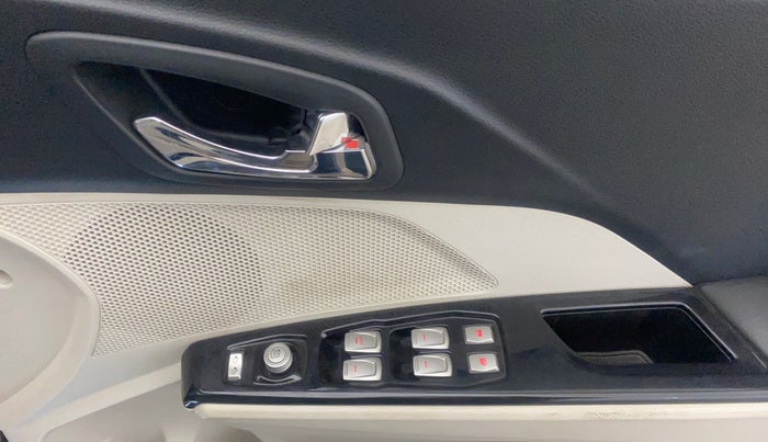 2022 Mahindra XUV300 W8 (O) 1.2 PETROL, Petrol, Manual, 33,154 km, Driver Side Door Panels Control