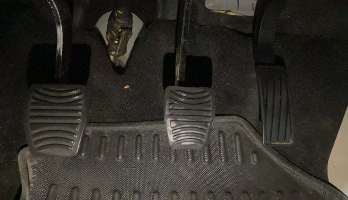 2022 Mahindra XUV300 W8 (O) 1.2 PETROL, Petrol, Manual, 33,154 km, Pedals