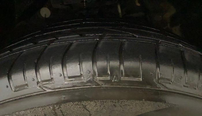 2022 Mahindra XUV300 W8 (O) 1.2 PETROL, Petrol, Manual, 33,154 km, Right Front Tyre Tread