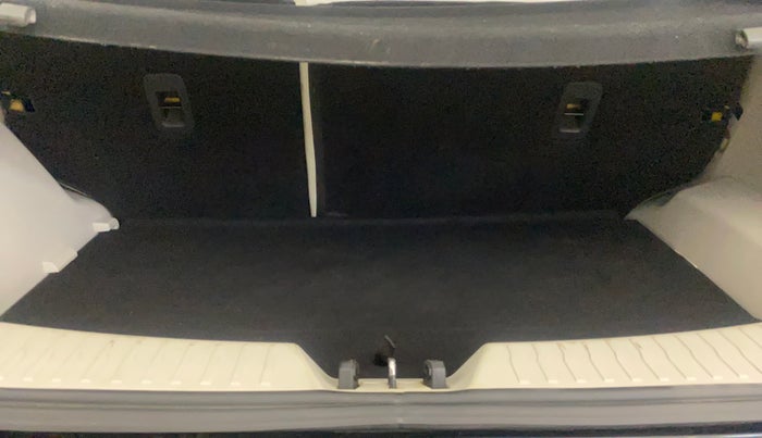 2022 Mahindra XUV300 W8 (O) 1.2 PETROL, Petrol, Manual, 33,154 km, Boot Inside