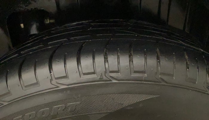 2022 Mahindra XUV300 W8 (O) 1.2 PETROL, Petrol, Manual, 33,154 km, Left Rear Tyre Tread