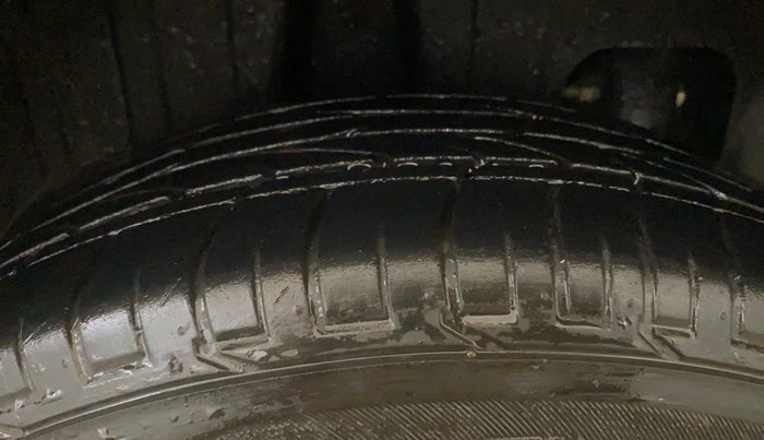 2022 Mahindra XUV300 W8 (O) 1.2 PETROL, Petrol, Manual, 33,154 km, Right Rear Tyre Tread