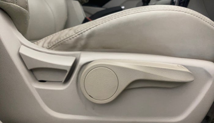 2022 Mahindra XUV300 W8 (O) 1.2 PETROL, Petrol, Manual, 33,154 km, Driver Side Adjustment Panel