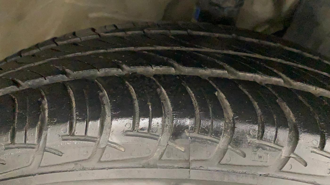 2019 Maruti New Wagon-R VXI 1.0 AMT, Petrol, Automatic, 30,643 km, Right Front Tyre Tread