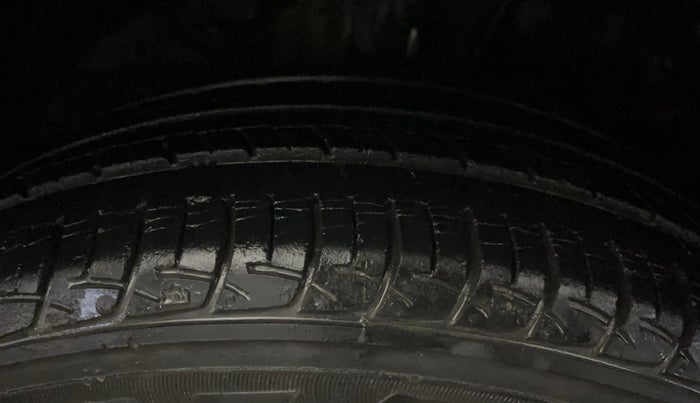 2017 Maruti Baleno DELTA PETROL 1.2, Petrol, Manual, 30,806 km, Left Front Tyre Tread