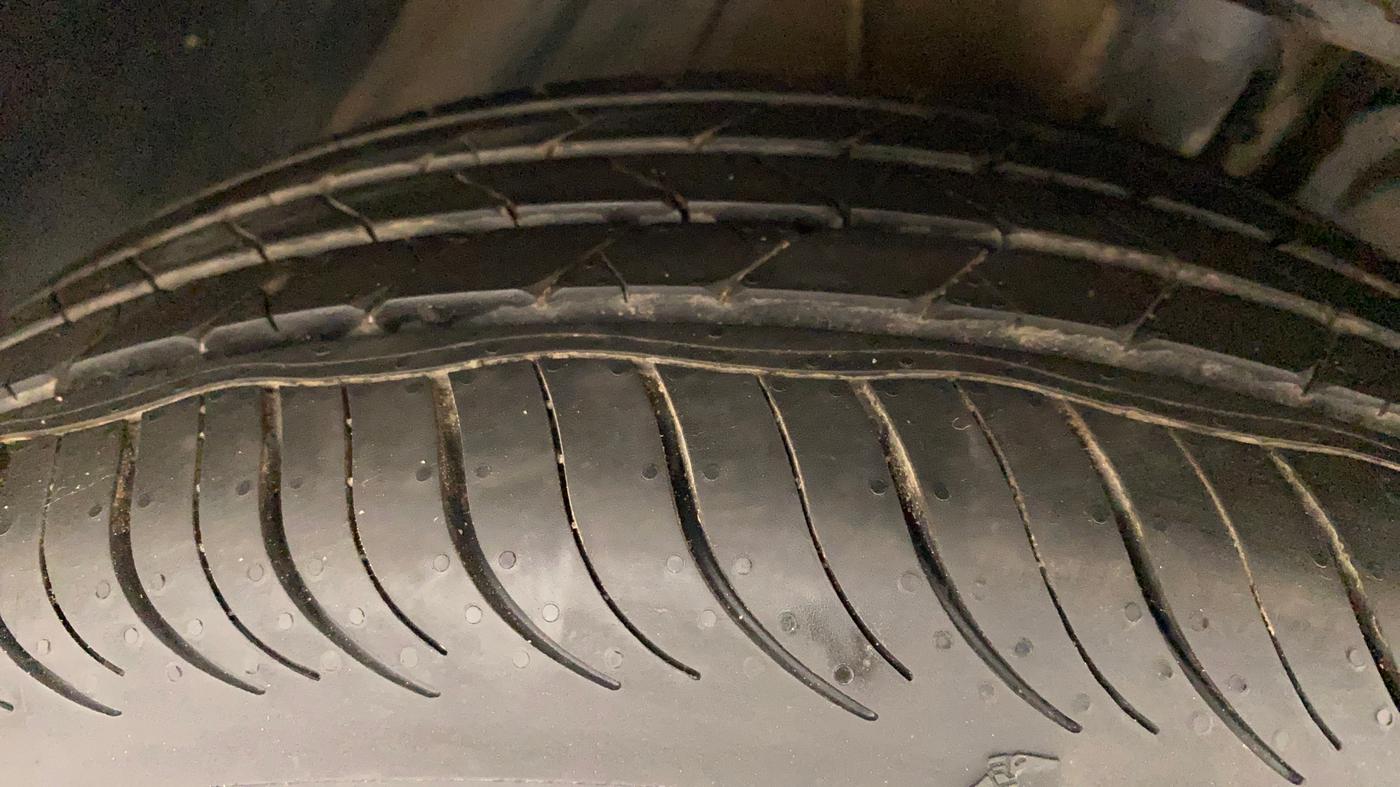 2020 Tata ALTROZ XZ PETROL, Petrol, Manual, 35,835 km, Right Front Tyre Tread