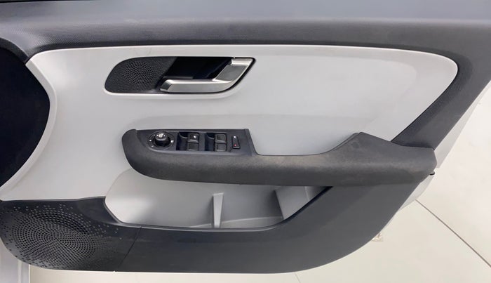 2020 Tata ALTROZ XZ PETROL, Petrol, Manual, 35,835 km, Driver Side Door Panels Control