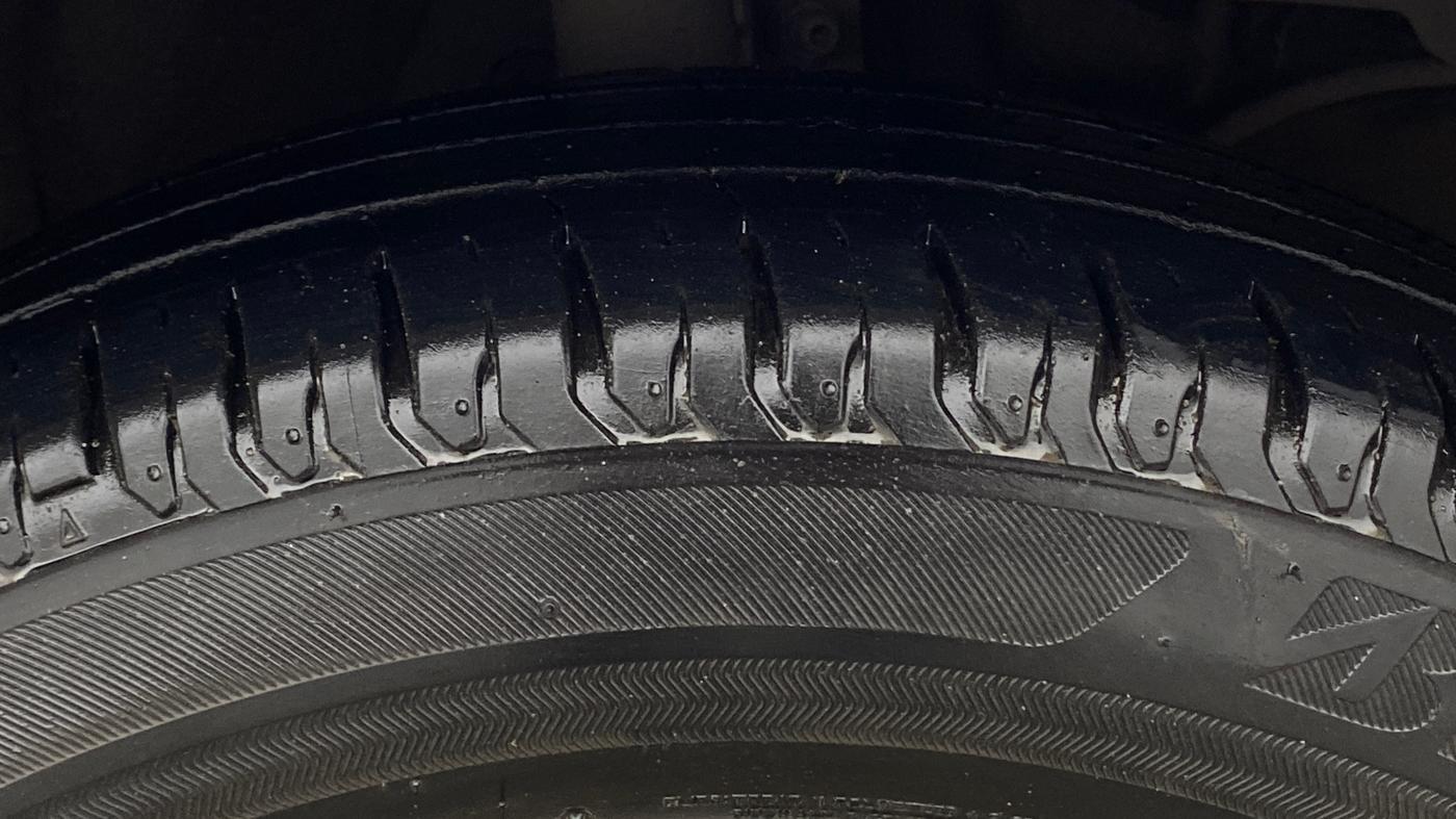 2024 Maruti Swift ZXI PLUS AMT DUAL TONE, Petrol, Automatic, 20,090 km, Right Front Tyre Tread