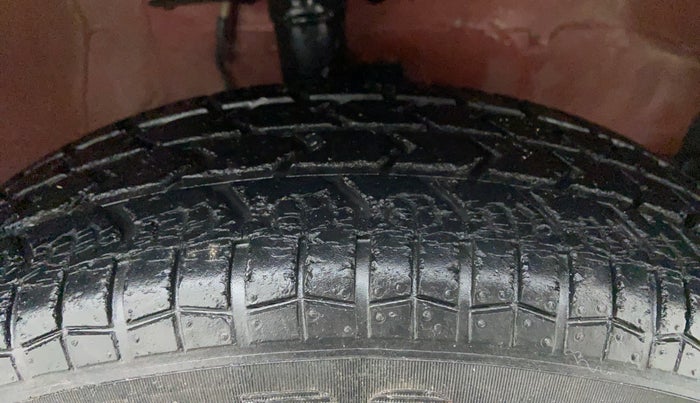 2010 Maruti Ritz LXI, Petrol, Manual, 27,052 km, Right Front Tyre Tread