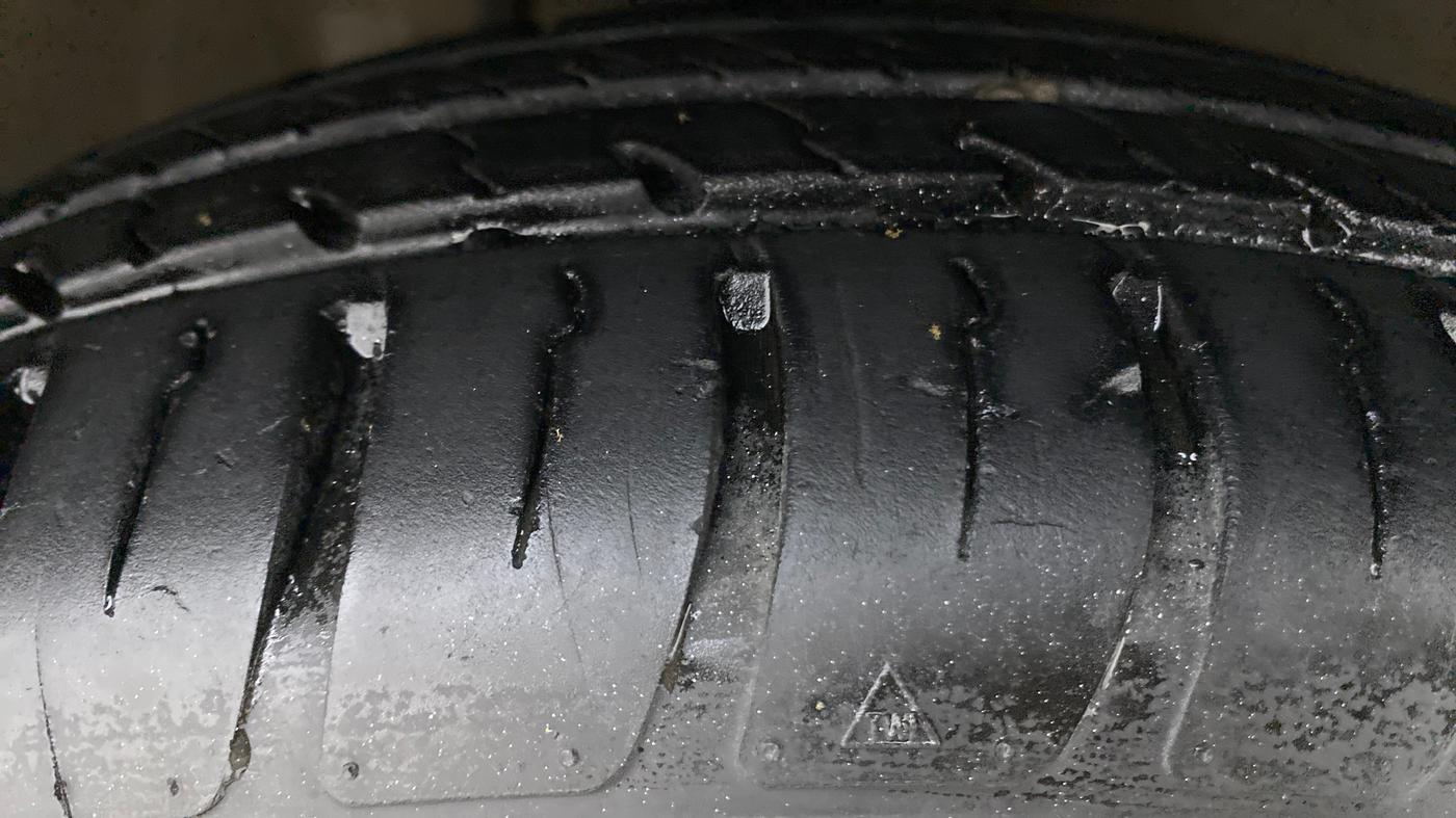2013 Maruti Ritz VXI, Petrol, Manual, 66,515 km, Right Front Tyre Tread